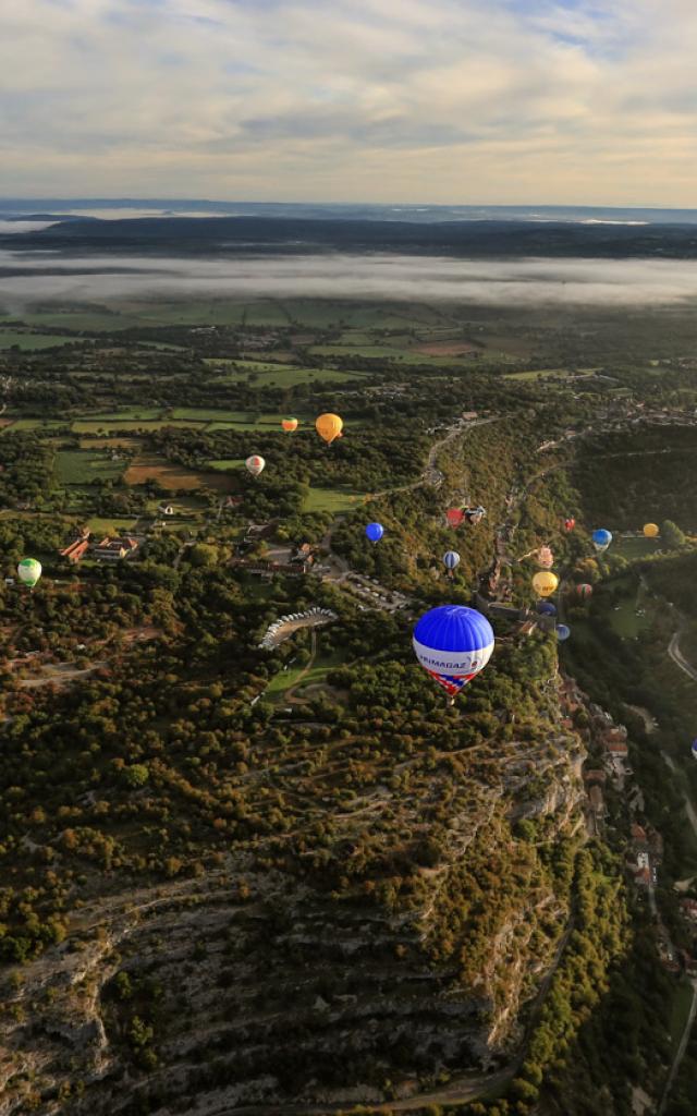 Les montgolfières au dessus du canyon de l'Alzou à Rocamadour