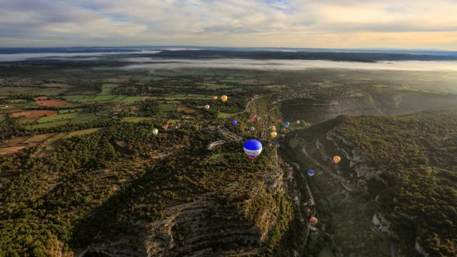 Les montgolfières au dessus du canyon de l'Alzou à Rocamadour