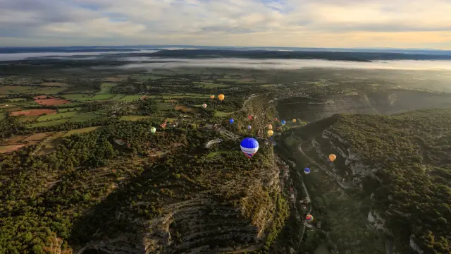 Les montgolfières au dessus du canyon de l'Alzou à Rocamadour