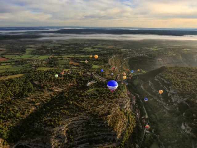 Les montgolfières au dessus du canyon de l'Alzou à Rocamadour