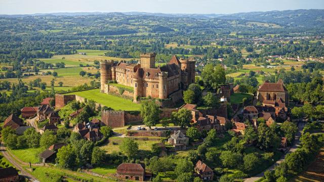 Chateau De Castelnau A Prudhomat.jpg
