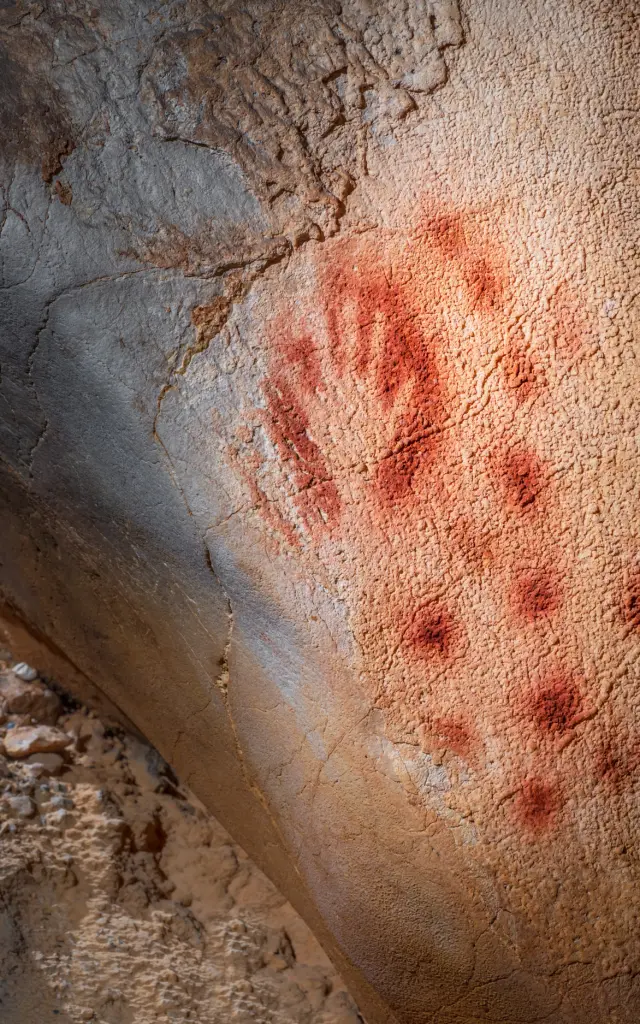 Main et ponctuations rouges - Grotte du Pech Merle