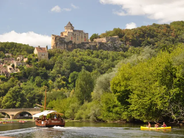 Gabare sur la Dordogne et village de Castelnaud-la-Chapelle