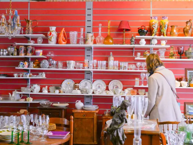 Brocante de la cave au grenier à Forgès en Corrèze