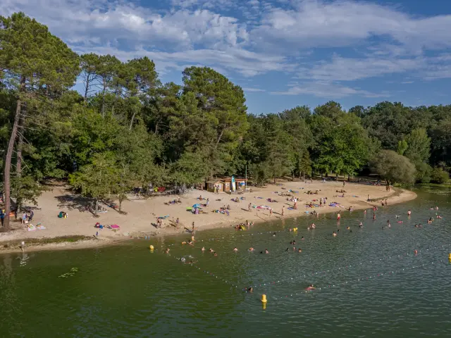 France, Dordogne (24), Périgord Blanc, Saint-Amand-De-Vergt, Lac de Neufont,(vue aérienne)//France, Dordogne, White Perigord, Saint-Amand-De-Vergt, Lake of Neufont, (aerial view)