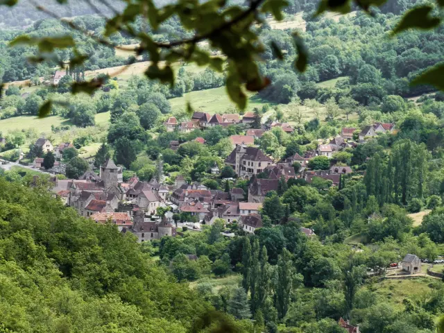 Vue sur Autoire depuis la falaise