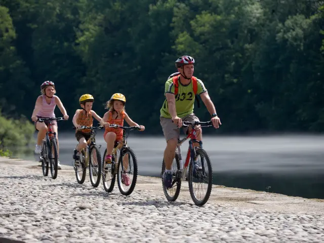 Vélo au bord de la Dordogne
