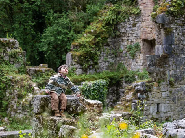 Les vestiges du Moulin de Tournefeuille sur le circuit du Moulin du Saut. Un enfant est assis au coeur des ruines