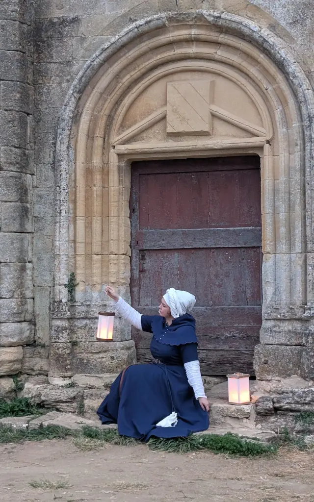 Laura lors des visites nocturnes du Château de Salignac